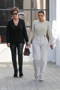 kim-kardashian-in-casual-attire-calabasas-11-19-2019-0.thumb.jpg.b2483677ae94b745dbdf2845676b9280.jpg