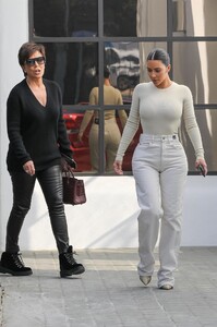 kim-kardashian-in-casual-attire-calabasas-11-19-2019-1.thumb.jpg.1572494e2a14322264755e2fcc4ba720.jpg