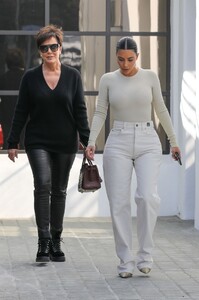 kim-kardashian-in-casual-attire-calabasas-11-19-2019-2.thumb.jpg.bd358f1f309358056400276dbd1a6777.jpg