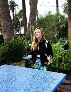 kinopoisk.ru-Billie-Lourd-3023836.jpg