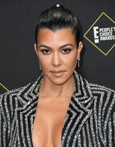 kourtney-kardashian-2019-people-s-choice-awards-1.jpg