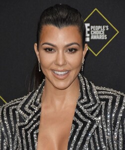 kourtney-kardashian-2019-people-s-choice-awards-6.jpg