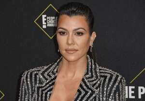 kourtney-kardashian-2019-people-s-choice-awards-7.jpg