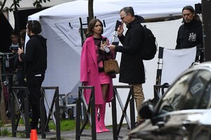 lily-collins-on-the-set-of-emily-in-paris-in-paris-11-05-2019-6.jpg