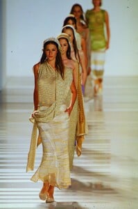 missoni-ss-1999.thumb.jpg.c2a5b0650a8cc95b83be674a280e07a0.jpg