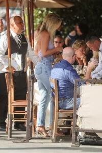 natasha-oakley-arrives-for-an-alfresco-lunch-at-il-pastaio-11-14-2019-0.jpg