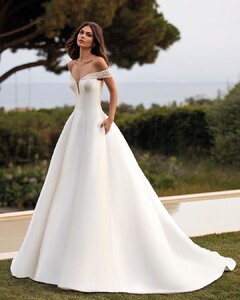 pronovias_73470515_100537394726680_4653581853212219458_n.jpg