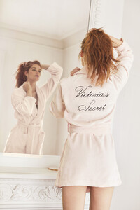 victorias-secret-holiday-gift-guide-2019-alexina-plush-logo-short-cozy-robe-hi-res.jpg
