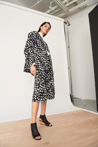 00001-Zero-Maria-Cornejo-Pre-Fall-2020-credit-Matthew-Kristall.thumb.jpg.a322f921161632d42a3e5e5952d0ca4d.jpg