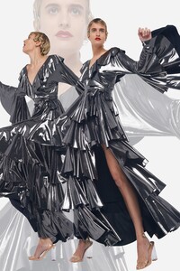 00001-norma-kamali-pre-fall-2020.thumb.jpg.3ba545bf4a453b0883b843ccd76af27d.jpg