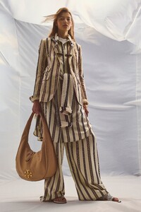 00001-tory-burch-pre-fall-2020.thumb.jpg.cbe59a8631840e72096eff1fa0b813c1.jpg