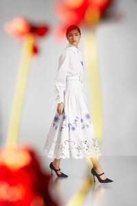 00004-Carolina-Herrera-Pre-Fall-2020.thumb.jpg.4ed615a6921e8ec3e395390268c1e466.jpg