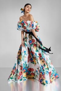 00006-Carolina-Herrera-Pre-Fall-2020.thumb.jpg.fae2278d26d2a08481363779c3666899.jpg