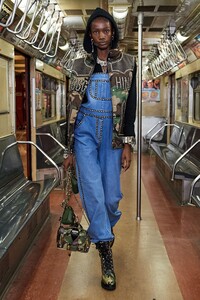 00006-Moschino-Pre-Fall_2020-_SDR0155.thumb.jpg.061e51934a256b4141d76f0557d718b4.jpg