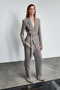 00007-3.1-Phillip-Lim-Pre-Fall-2020.thumb.jpg.d4c088574c87bd5f132a3847d04f1ca9.jpg