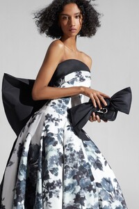 00012-Carolina-Herrera-Pre-Fall-2020.thumb.jpg.93b7d8b1fcd5176974b514a1c5b8c20b.jpg