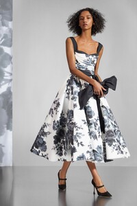 00014-Carolina-Herrera-Pre-Fall-2020.thumb.jpg.130515e6926a9f40ae39919bd4d2e45f.jpg