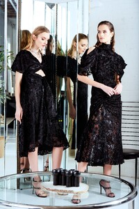 00014-Christian-Siriano-Pre-Fall-2020.thumb.jpg.d23ee1c0c6168e2da9858ddccae61b8f.jpg