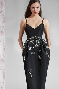 00017-Carolina-Herrera-Pre-Fall-2020.thumb.jpg.1a880432d184ef42a94c163bf9f496e3.jpg