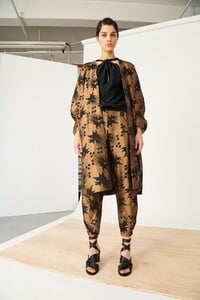 00019-Zero-Maria-Cornejo-Pre-Fall-2020-credit-Matthew-Kristall.thumb.jpg.49baa6339ee1ff56e614b3a6d9121a6c.jpg