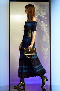 00027-altuzarra-pre-fall-2020.thumb.jpg.6baddf786fe202cbc070bb034298d272.jpg