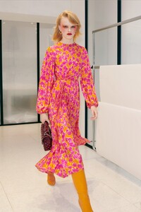 00030-Valentino-Pre-Fall-2020.thumb.jpg.7c96cb902854da8444812784e57845e9.jpg