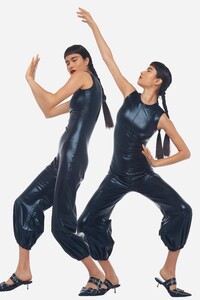 00030-norma-kamali-pre-fall-2020.thumb.jpg.74b5ef9d0ac72036a9c9c4d1f33f4989.jpg