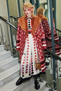 00033-Valentino-Pre-Fall-2020.thumb.jpg.acca9bc1c3945c2cef6d35cd9d5eb5a1.jpg