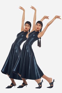 00034-norma-kamali-pre-fall-2020.thumb.jpg.6e9e52a7d3c6d7779fa4b7eb74577096.jpg