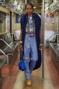 00047-Moschino-Pre-Fall_2020-_SDR1139.thumb.jpg.1b72fcb3234d28a836ed6cfdae41e8c9.jpg