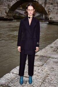 00049-Gucci-Pre-Fall-20.thumb.jpg.319c74bdbcf24d8735a29d1306671a97.jpg