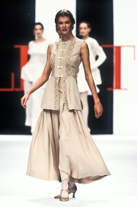 1006440218_Valentino1994WomenRTW53.thumb.jpg.6591f566d54153376a00e5dc8853f3bb.jpg