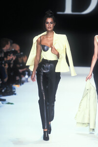 100999423_ChristianDior1997WomenRTW19.thumb.jpg.a36b37072780ee9595b413d06d6e878f.jpg