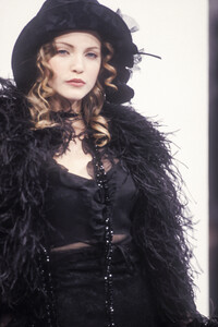 101237399_DolceGabbana1993WomenRTW7.thumb.jpg.3effc78b807d76f3ef7bad8a1ccdacec.jpg