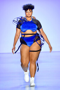 1034285522_ChromatSpringSummer2020NewYorkFashionj5RJxtyQX4ax.thumb.jpg.539af8a0a20ffe91454431073f06183c.jpg