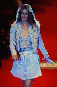 1051772798_versace-hc-fw-1991(7).thumb.jpg.49e1a7ec36cc21b3e263d50d943ece20.jpg