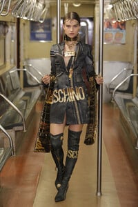 1062026849_MoschinoPrefall2020RunwayShowShK-w3Y5xZrx.thumb.jpg.abeb06df746ff5fa40e6a4a1d51ef922.jpg