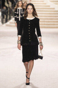 1063758485_ChanelMetiersArt20192020RunwayLeGrand2wSrQTg3m-mx.thumb.jpg.05a9b89c90b2907c508abadc2cb7bc45.jpg