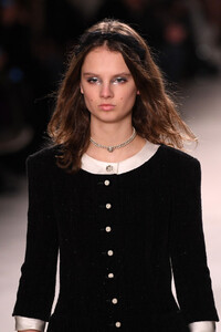 1064569116_ChanelMetiersArt20192020RunwayLeGranddLDuMd6bk73x.thumb.jpg.da12fd3f9f5d59ca018c0d5cc0cecb72.jpg