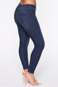 11-18-19_Studio_3_JP_JJ_PA_11-39-41_30__FN21271SS_DarkDenim_0817_RG.jpg