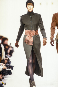 1119848338_PierreBalmain1993WomenRTW32.thumb.jpg.9547d74d6335ed5366e188ad7153842a.jpg