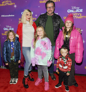 Tori+Spelling+2019+Disney+Ice+Mickey+Search+T7yL6LZ99Wsx.jpg