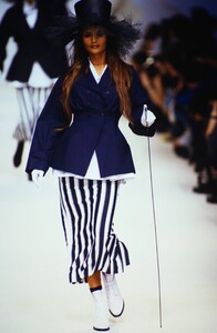 1131772874_karl-lagerfeld-ss-1993(9).thumb.jpg.7ec04e7f1f478411057b0d2345eace85.jpg