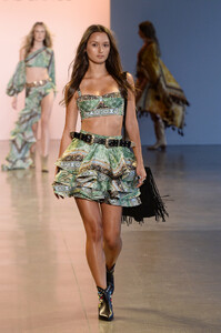 1133352987_BronxBancoRunwaySeptember2019NewYorkqykKqXA7TEYx.thumb.jpg.6410a6cafa3eaaf6c4403a7062e8a3f5.jpg