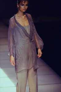 1149822198_giorgio-armani-ss-1997(15).thumb.jpg.c725ad83b13f11e16896ba6a86378b95.jpg