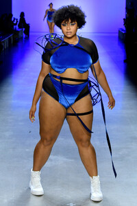 1163487914_ChromatSpringSummer2020NewYorkFashionekdQGokTFkBx.thumb.jpg.6d434aef5775c19aff580c8f17c13304.jpg