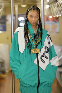 1166051725_MoschinoPrefall2020RunwayShowTWirDmeyvbox.thumb.jpg.c1428c4d6f7ac9ba83aa12d1e5645c23.jpg