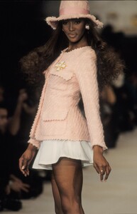 1169674363_naomi-campbell(4).thumb.jpg.e20327eb4781c5c0d9f9c3060c8f4708.jpg