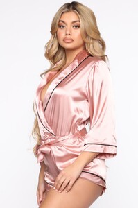 12-05-19_Studio_3_JP_LE_13-47-50_49__LI285_Pink_R_0647_NT.jpg
