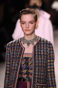 1207970147_ChanelMetiersArt20192020RunwayLeGrandqq8VNTpkcerx.thumb.jpg.5f1e9113b02dde3807244b4a4b4abce0.jpg
